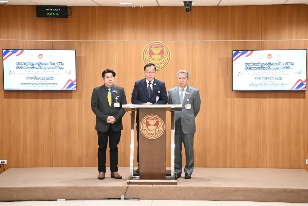 Krit Euawong (centre), spokesperson for the joint committee, and senator Wuttichart Kalayanamit (right) speaking at a press conference on 20 November about the result of the committee's vote. 